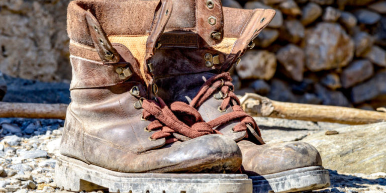 Wanderschuhe mit gelöster Sohle Hydrolyse